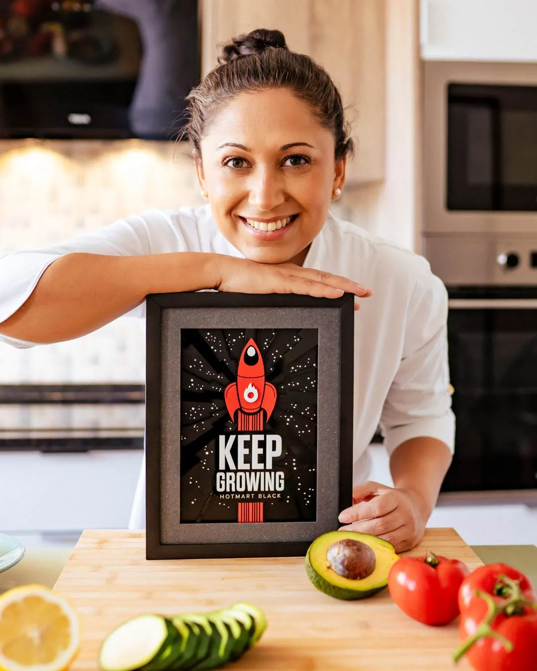 Tâmara Rolim com placa de mérito Hotmart